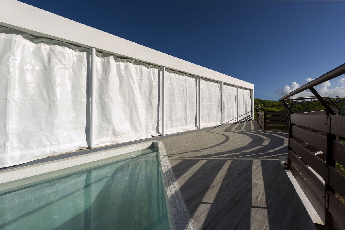 BIM建筑|波多黎各白色“烟囱”住宅：一半封闭，一半外向 / FUSTER + Architects