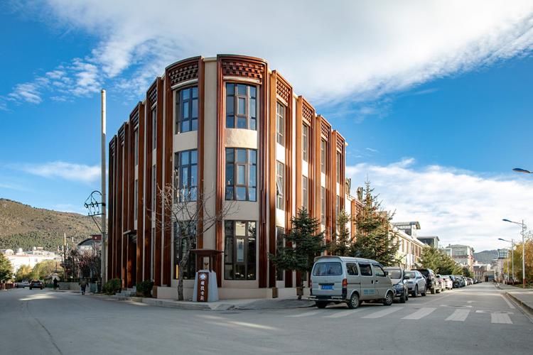 BIM建筑|喀拉卡尔藏族美食文化中心，香格里拉 / 平介设计