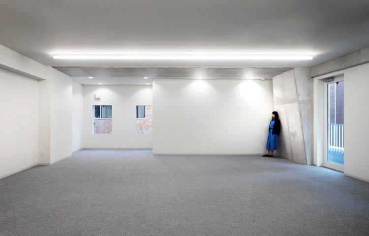 BIM建筑|荒川大厦，交叠楼梯以纯“凹造型”的居住办公大厦 / 日建设计