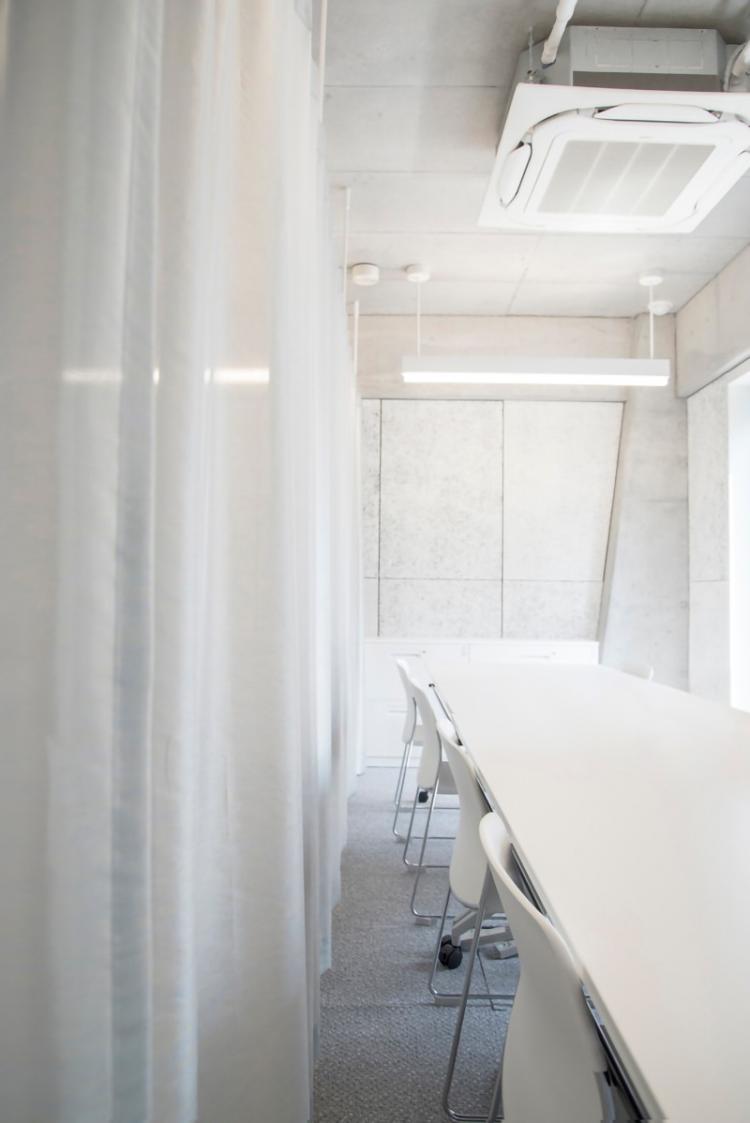 BIM建筑|荒川大厦，交叠楼梯以纯“凹造型”的居住办公大厦 / 日建设计