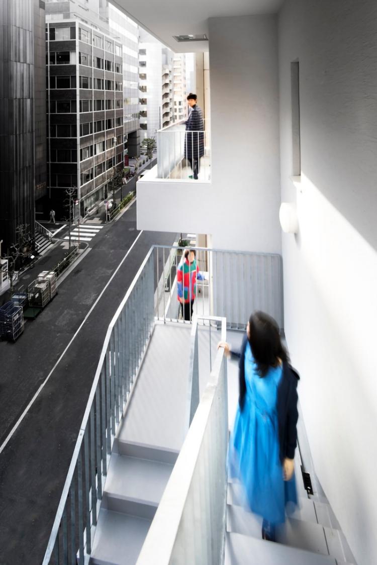 BIM建筑|荒川大厦，交叠楼梯以纯“凹造型”的居住办公大厦 / 日建设计