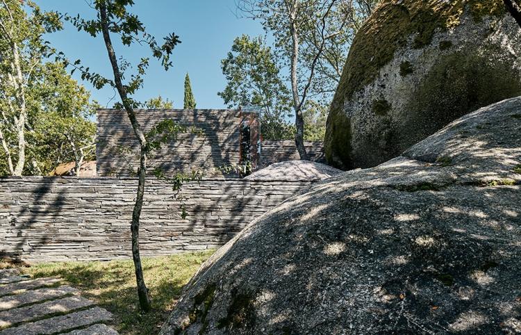 BIM建筑|落于林间的混凝土小教堂，静谧优雅而富有自然气息，葡萄牙 / Nicholas Burns