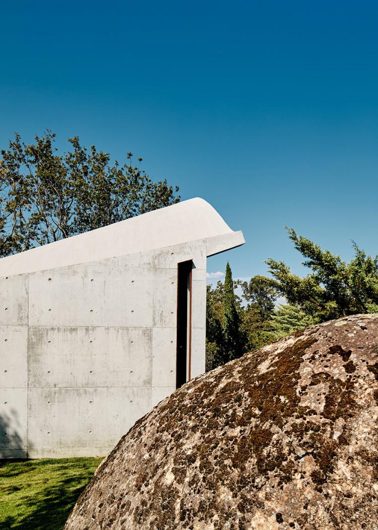 BIM建筑|落于林间的混凝土小教堂，静谧优雅而富有自然气息，葡萄牙 / Nicholas Burns