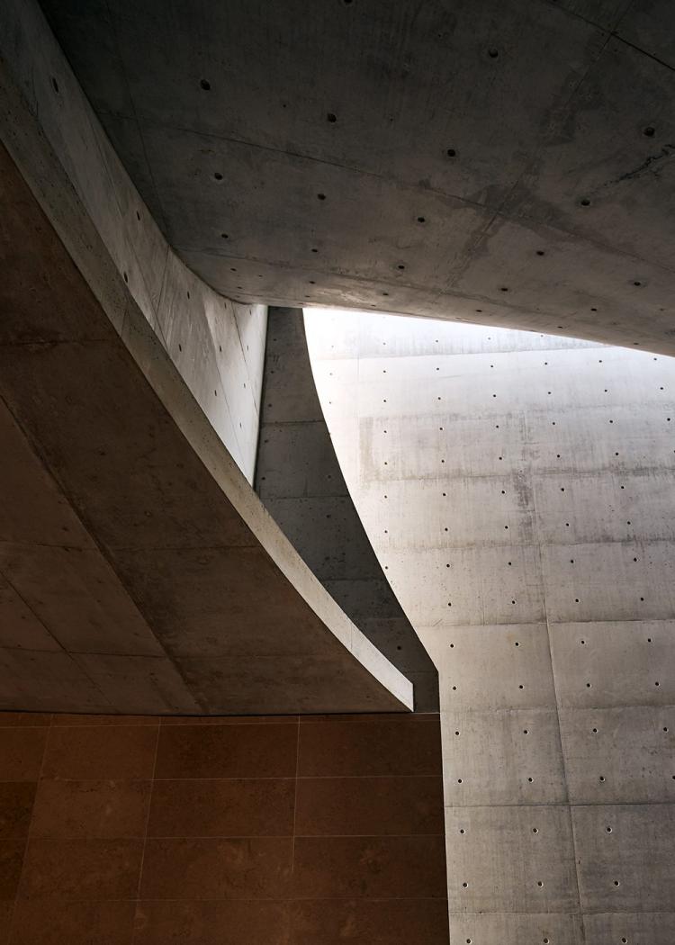 BIM建筑|落于林间的混凝土小教堂，静谧优雅而富有自然气息，葡萄牙 / Nicholas Burns