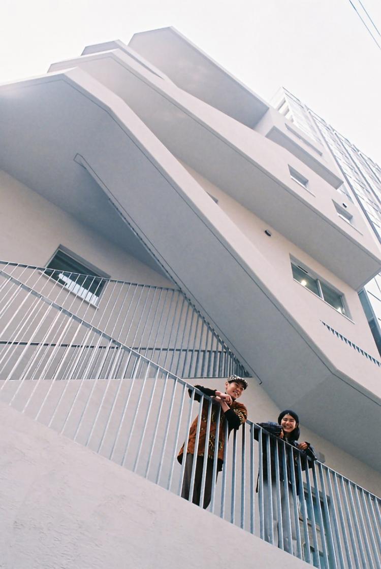 BIM建筑|荒川大厦，交叠楼梯以纯“凹造型”的居住办公大厦 / 日建设计