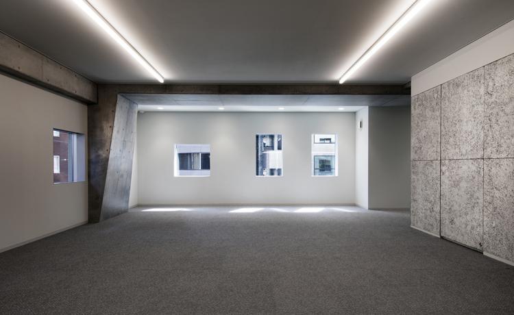 BIM建筑|荒川大厦，交叠楼梯以纯“凹造型”的居住办公大厦 / 日建设计