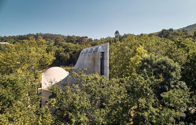 BIM建筑|落于林间的混凝土小教堂，静谧优雅而富有自然气息，葡萄牙 / Nicholas Burns