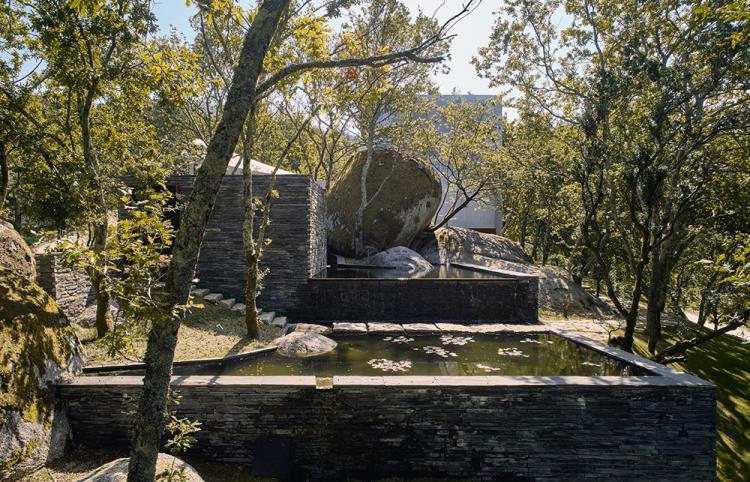 BIM建筑|落于林间的混凝土小教堂，静谧优雅而富有自然气息，葡萄牙 / Nicholas Burns