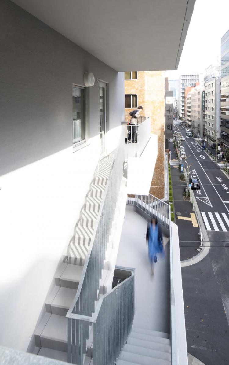 BIM建筑|荒川大厦，交叠楼梯以纯“凹造型”的居住办公大厦 / 日建设计