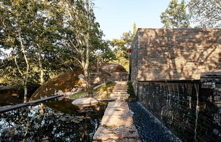 BIM建筑|落于林间的混凝土小教堂，静谧优雅而富有自然气息，葡萄牙 / Nicholas Burns