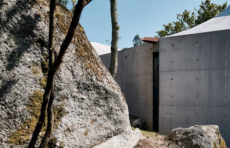 BIM建筑|落于林间的混凝土小教堂，静谧优雅而富有自然气息，葡萄牙 / Nicholas Burns