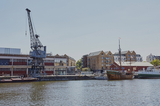 BIM建筑|休·布劳顿和皮尔斯设计金色火星充气屋