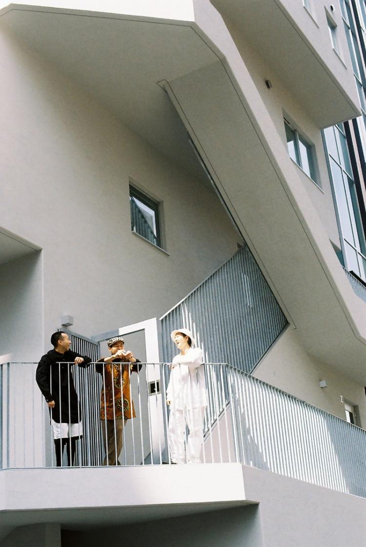 BIM建筑|荒川大厦，交叠楼梯以纯“凹造型”的居住办公大厦 / 日建设计