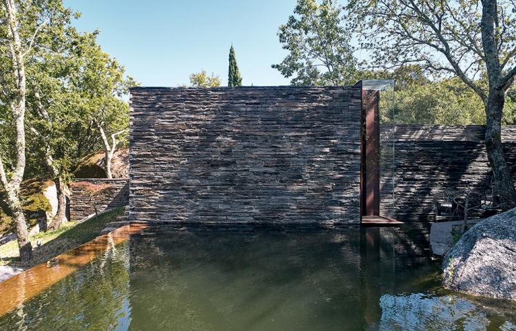 BIM建筑|落于林间的混凝土小教堂，静谧优雅而富有自然气息，葡萄牙 / Nicholas Burns