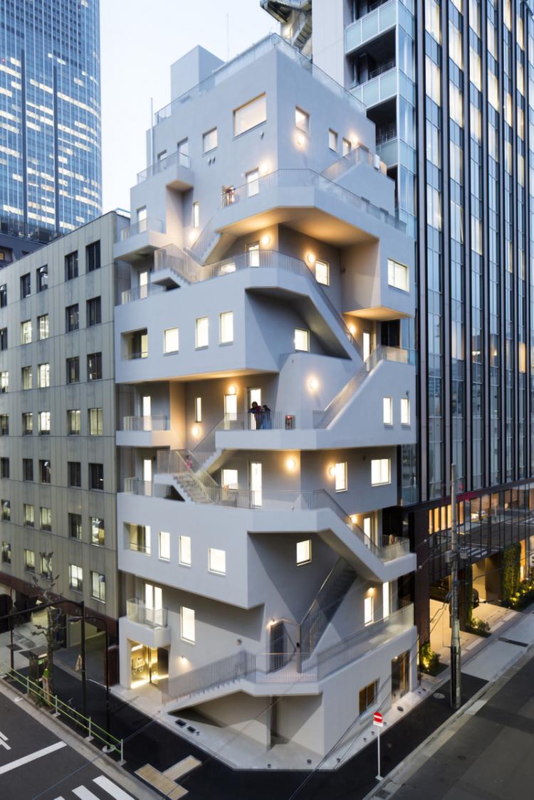 BIM建筑|荒川大厦，交叠楼梯以纯“凹造型”的居住办公大厦 / 日建设计