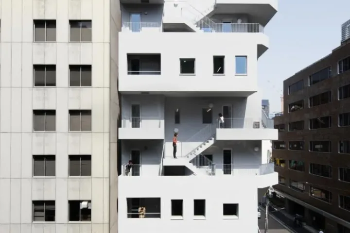 BIM建筑|荒川大厦，交叠楼梯以纯“凹造型”的居住办公大厦 / 日建设计