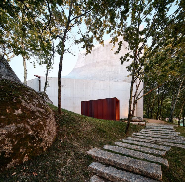 BIM建筑|落于林间的混凝土小教堂，静谧优雅而富有自然气息，葡萄牙 / Nicholas Burns
