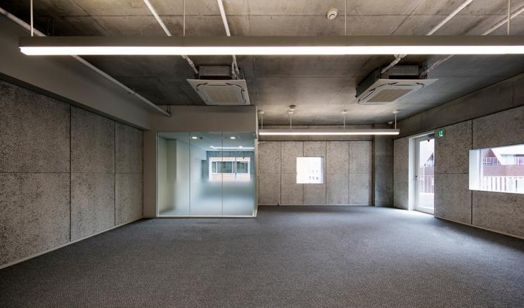 BIM建筑|荒川大厦，交叠楼梯以纯“凹造型”的居住办公大厦 / 日建设计