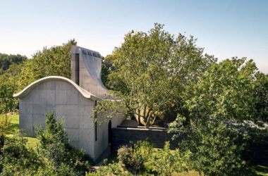 BIM建筑|落于林间的混凝土小教堂，静谧优雅而富有自然气息，葡萄牙 / Nicholas Burns-BIM建筑网