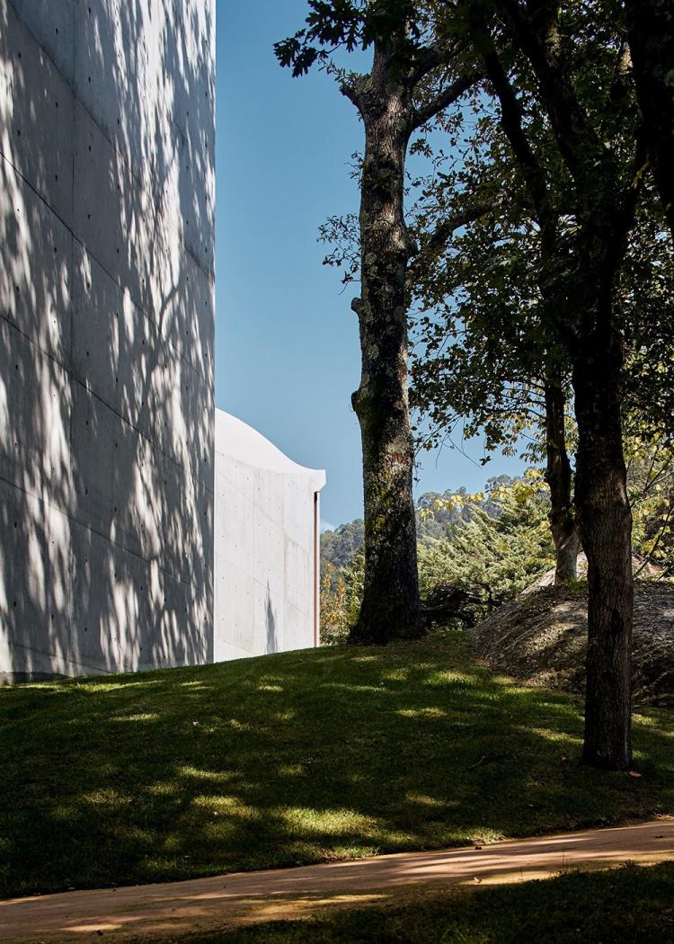BIM建筑|落于林间的混凝土小教堂，静谧优雅而富有自然气息，葡萄牙 / Nicholas Burns