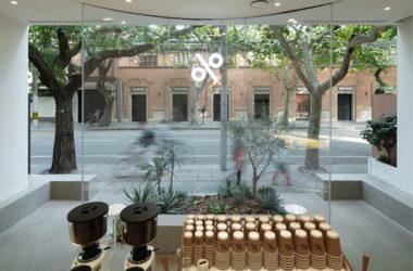 BIM建筑|蓝色建筑工作室为上海咖啡厅增加U形玻璃框-BIM建筑网