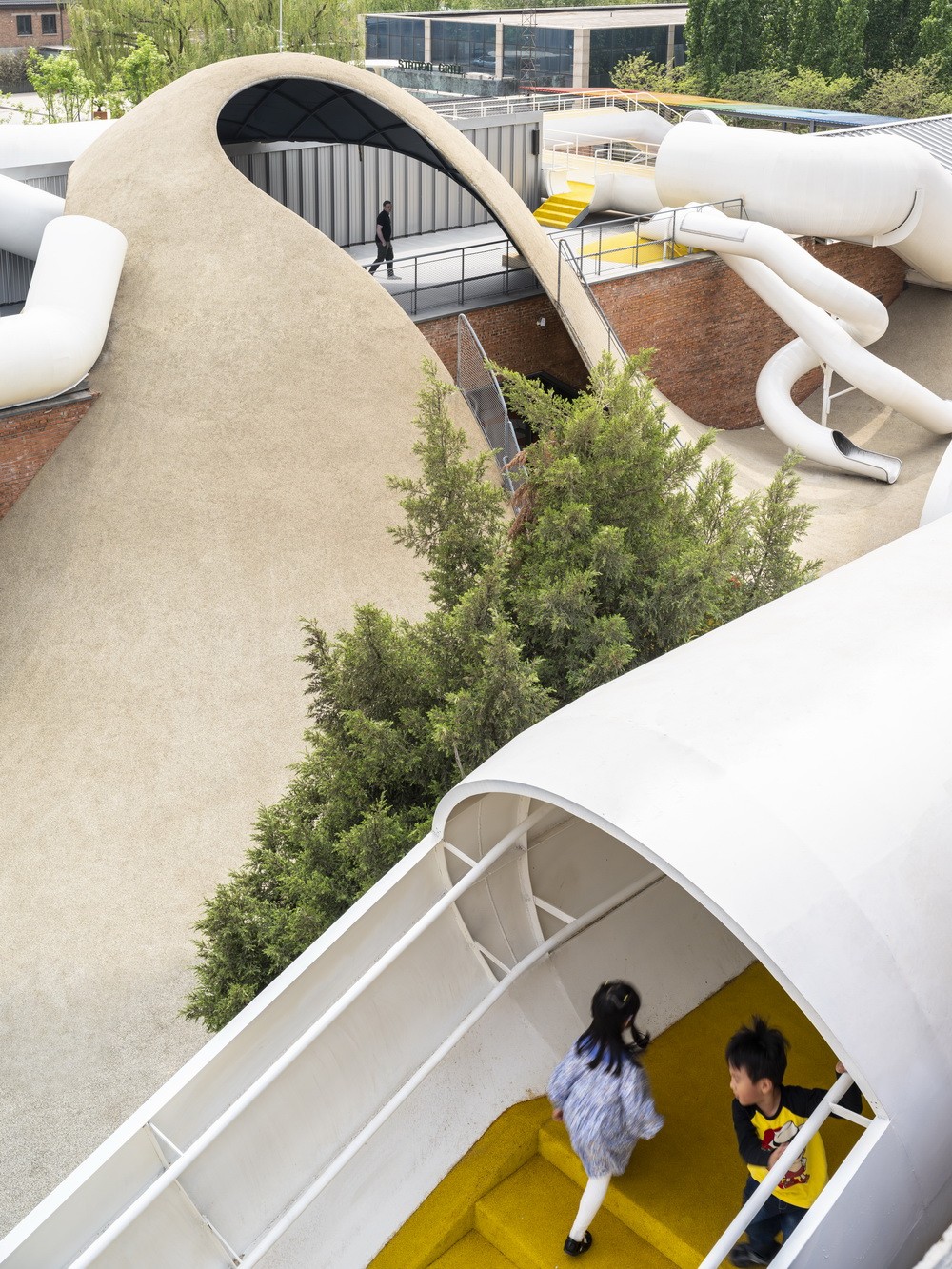 BIM建筑|山丘屋面和管道滑梯：The Playscape儿童成长中心/waa未觉建筑