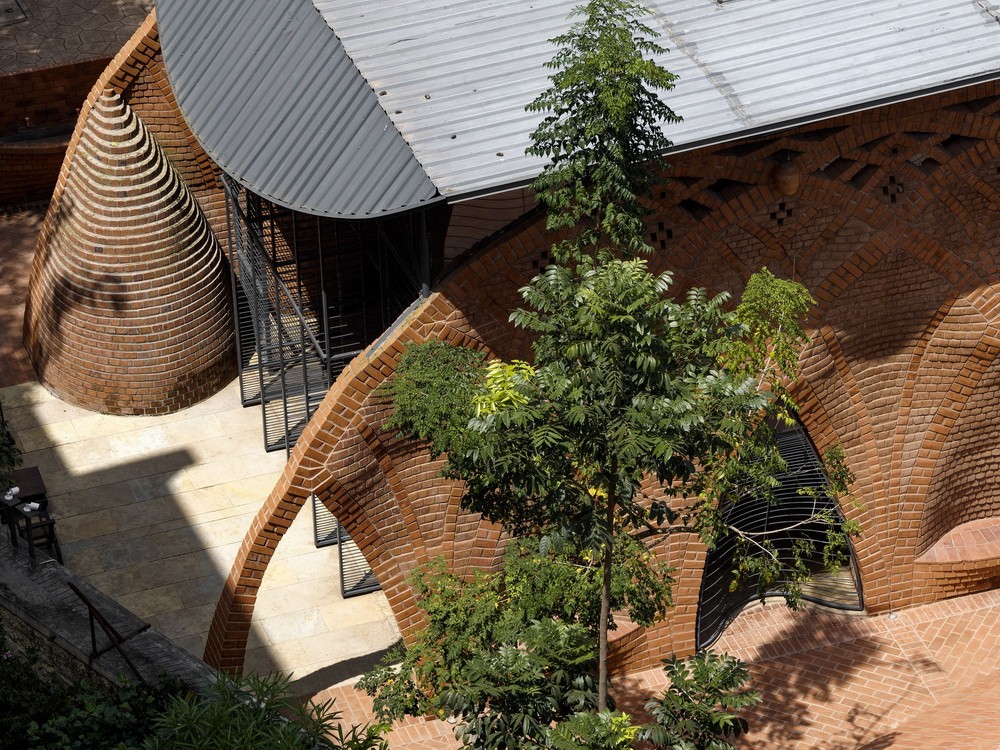 BIM建筑|钢筋水泥中的红色绿洲/PMA madhushala