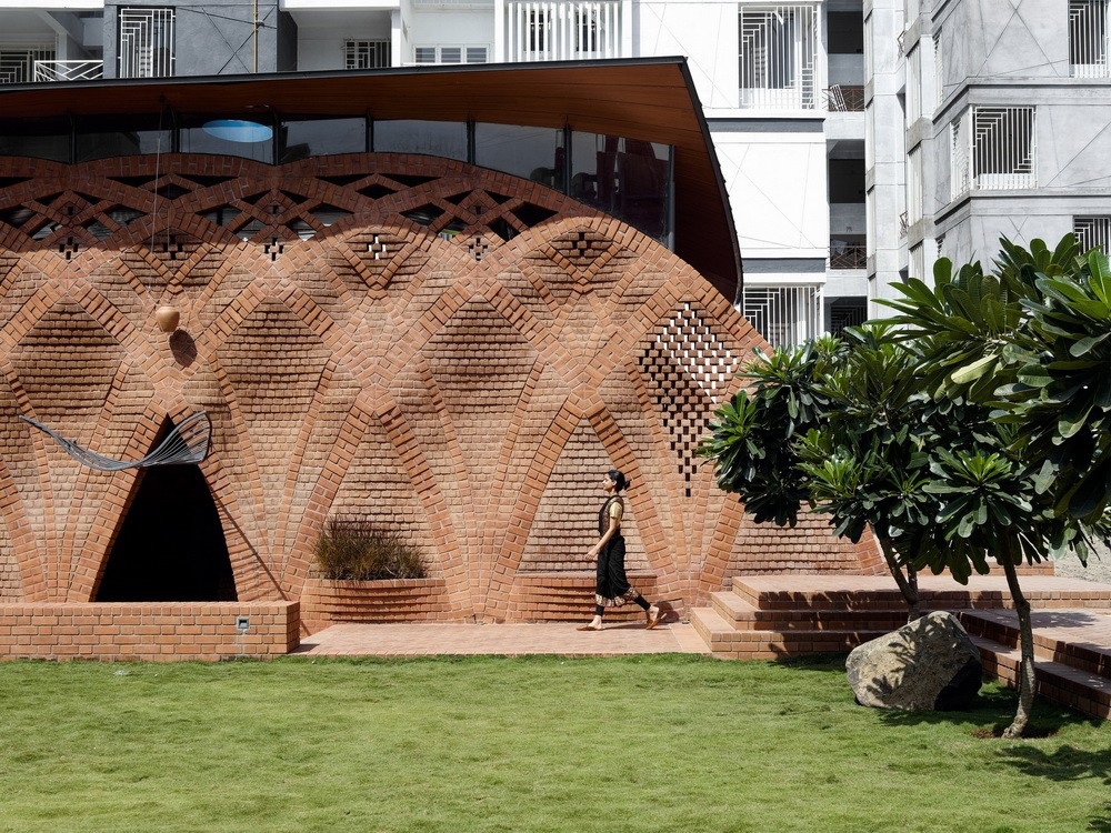 BIM建筑|钢筋水泥中的红色绿洲/PMA madhushala