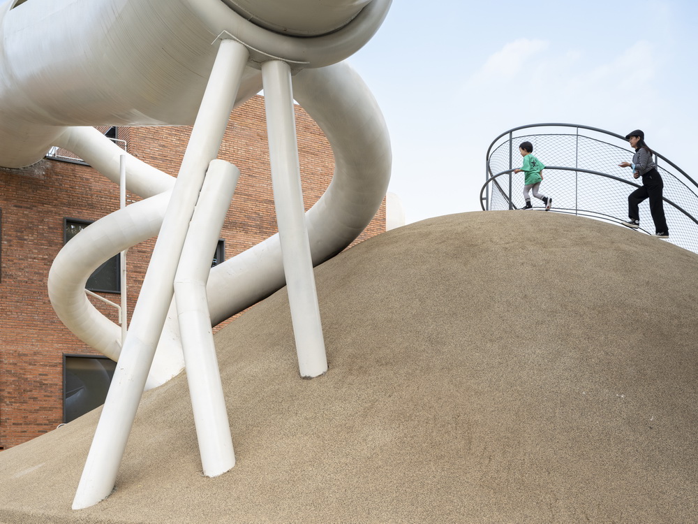 BIM建筑|山丘屋面和管道滑梯：The Playscape儿童成长中心/waa未觉建筑