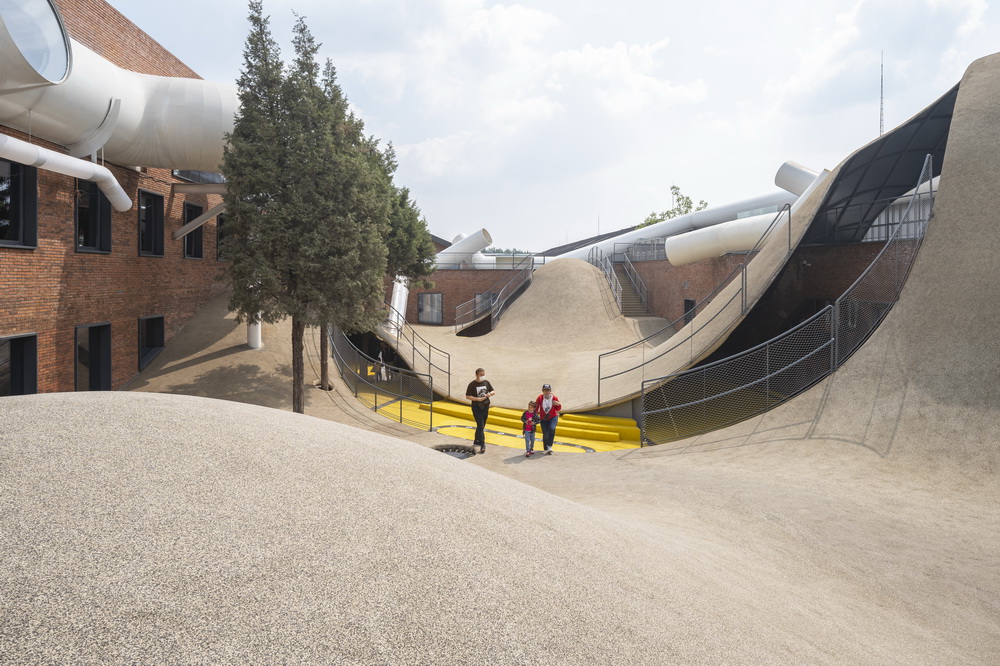 BIM建筑|山丘屋面和管道滑梯：The Playscape儿童成长中心/waa未觉建筑