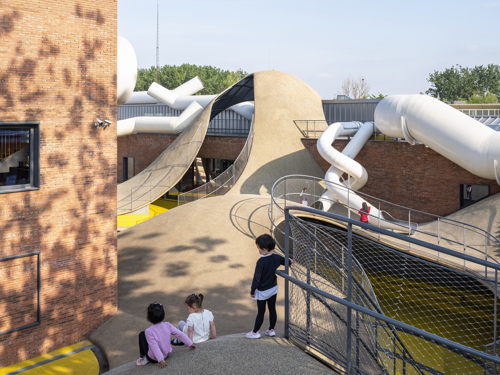 BIM建筑|山丘屋面和管道滑梯：The Playscape儿童成长中心/waa未觉建筑