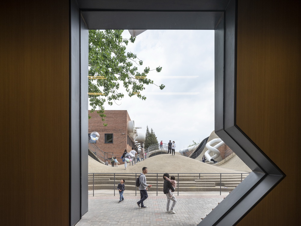 BIM建筑|山丘屋面和管道滑梯：The Playscape儿童成长中心/waa未觉建筑