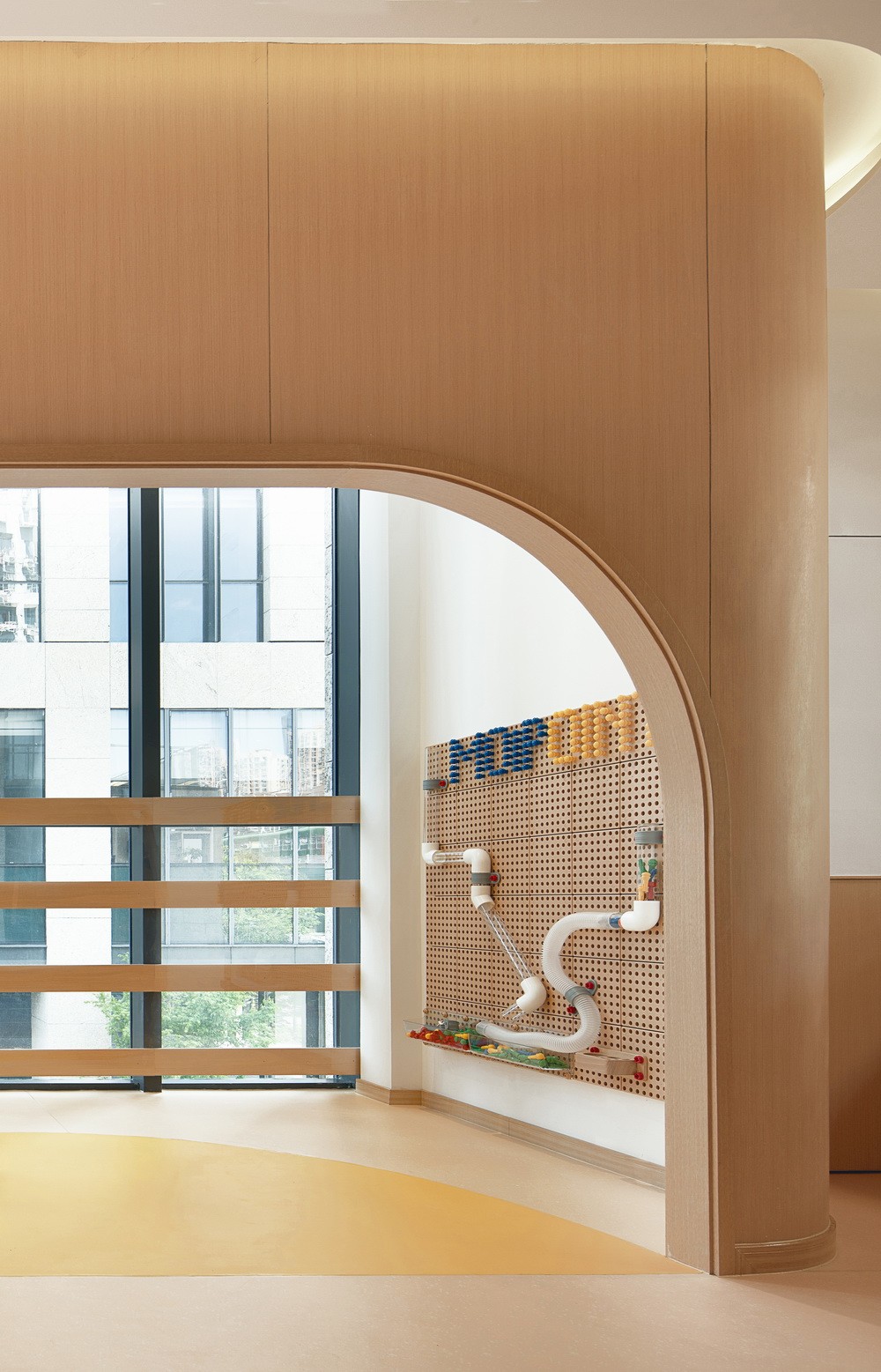 BIM建筑|极具分寸感的幼儿园空间：墨伊教育中心 / TOPOS DESIGN