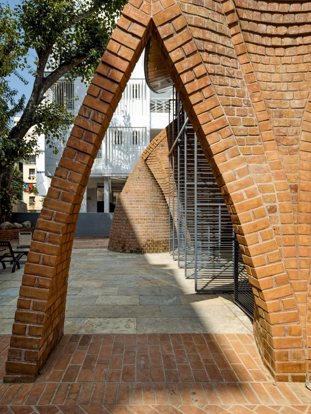 BIM建筑|钢筋水泥中的红色绿洲/PMA madhushala