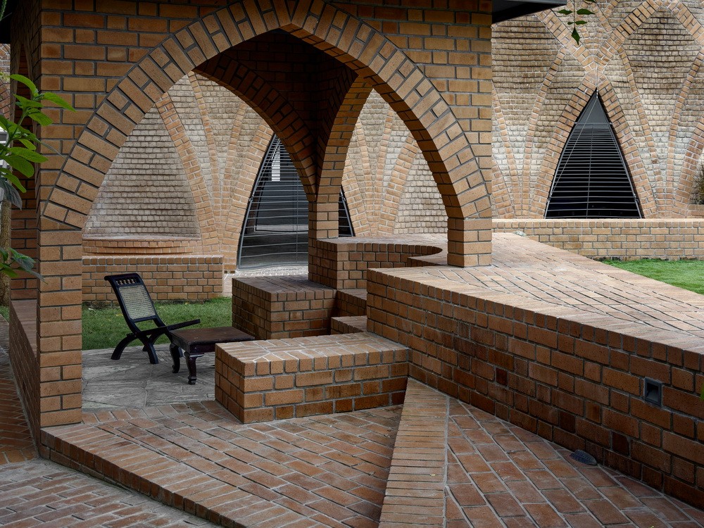 BIM建筑|钢筋水泥中的红色绿洲/PMA madhushala