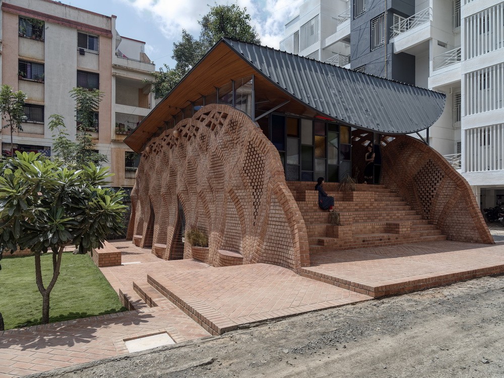 BIM建筑|钢筋水泥中的红色绿洲/PMA madhushala