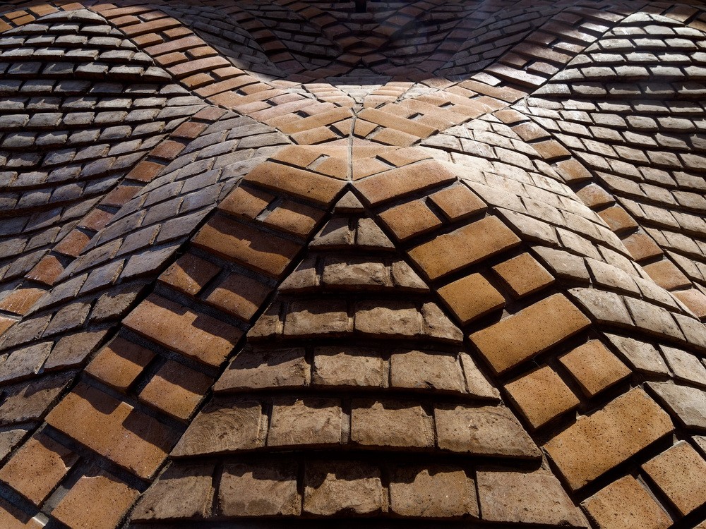 BIM建筑|钢筋水泥中的红色绿洲/PMA madhushala