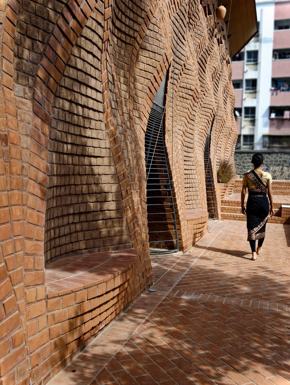 BIM建筑|钢筋水泥中的红色绿洲/PMA madhushala