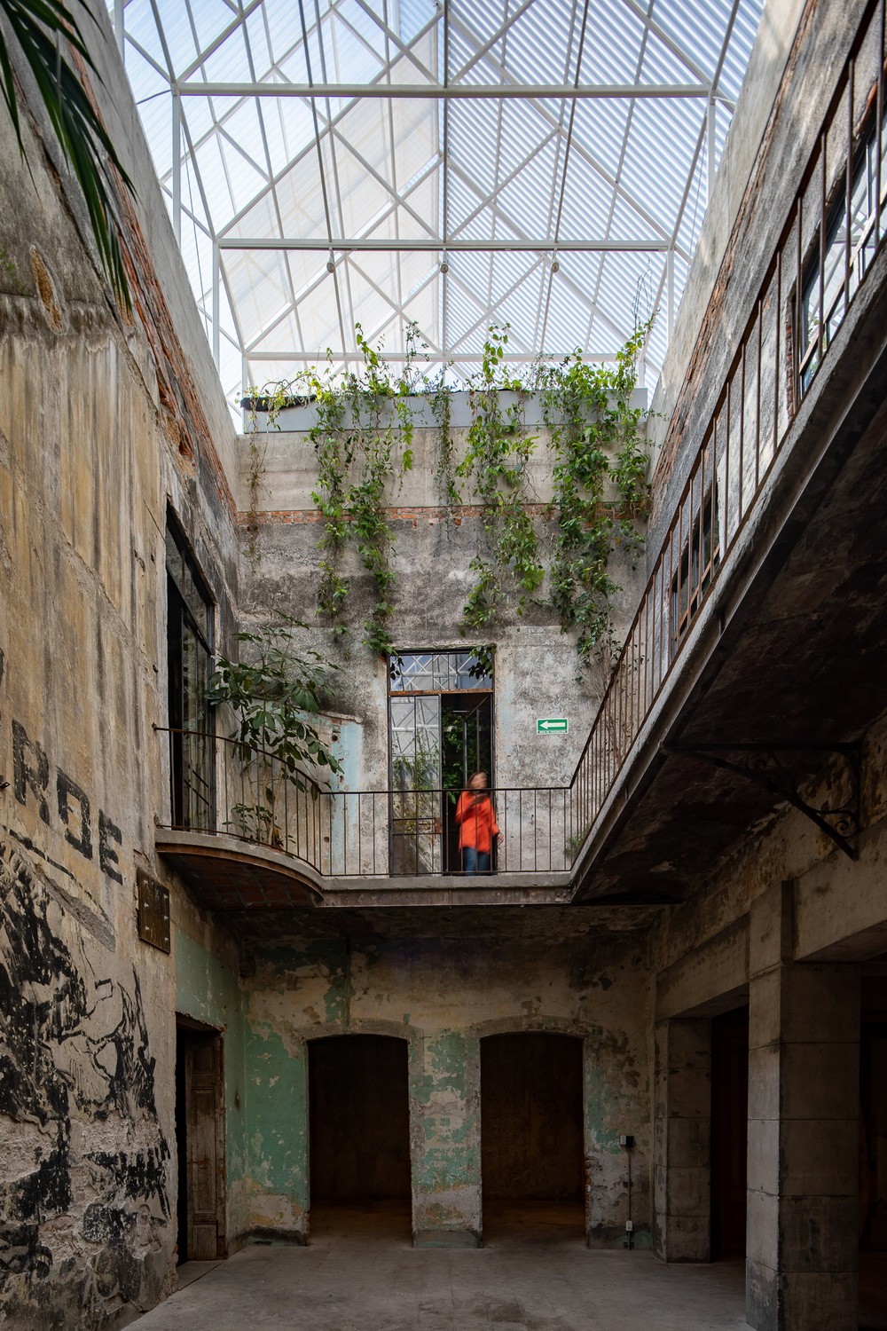 BIM建筑|建筑保护的新思路--给旧结构加个顶 / PRODUCTORA 事务所