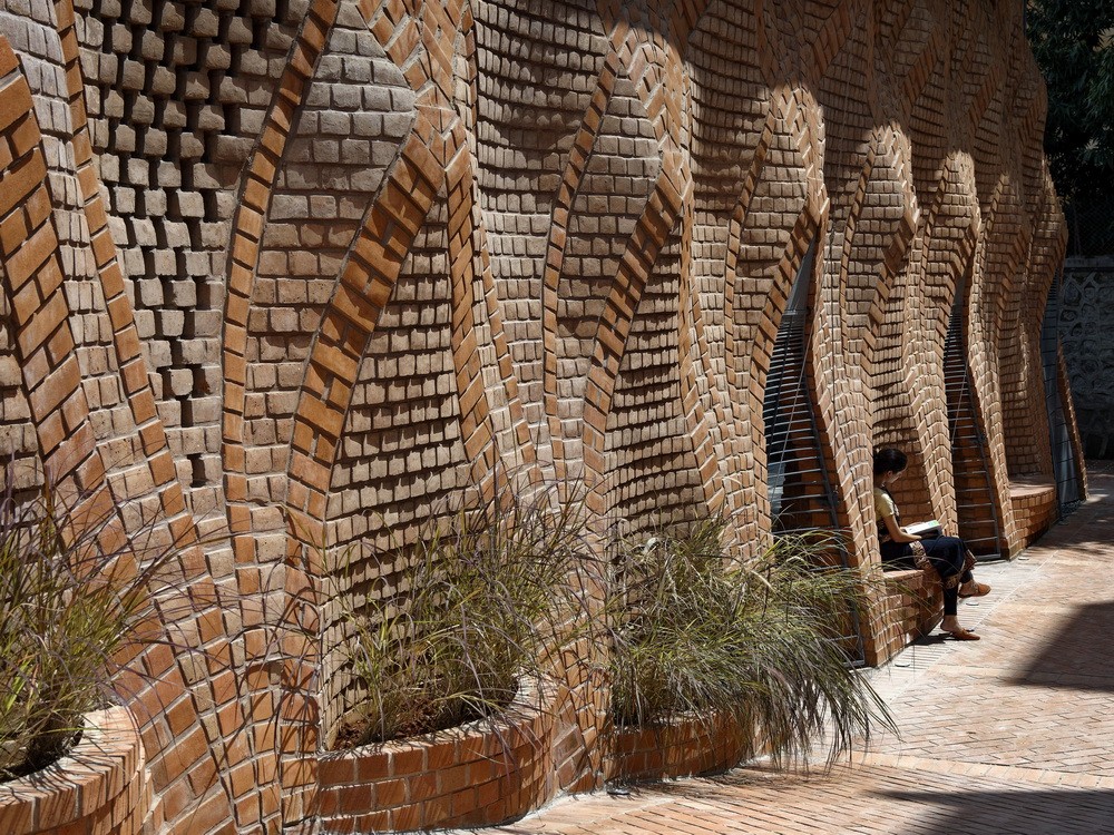 BIM建筑|钢筋水泥中的红色绿洲/PMA madhushala