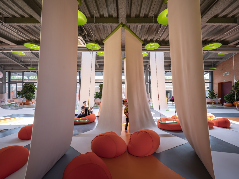 BIM建筑|山丘屋面和管道滑梯：The Playscape儿童成长中心/waa未觉建筑