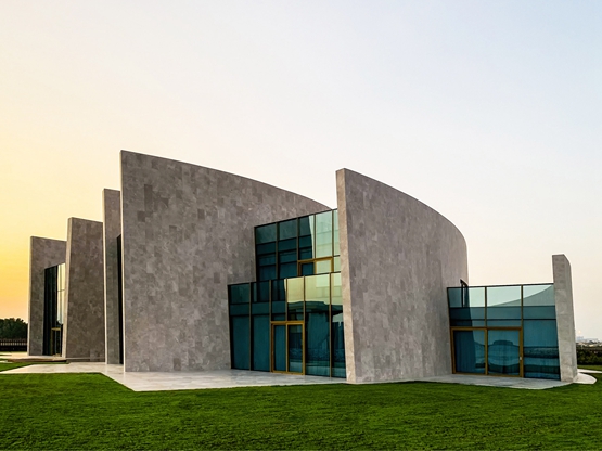 BIM建筑|法比奥·诺文布雷在阿布扎比建造新月形别墅