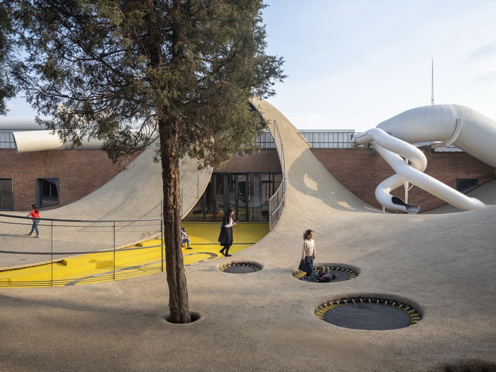 BIM建筑|山丘屋面和管道滑梯：The Playscape儿童成长中心/waa未觉建筑