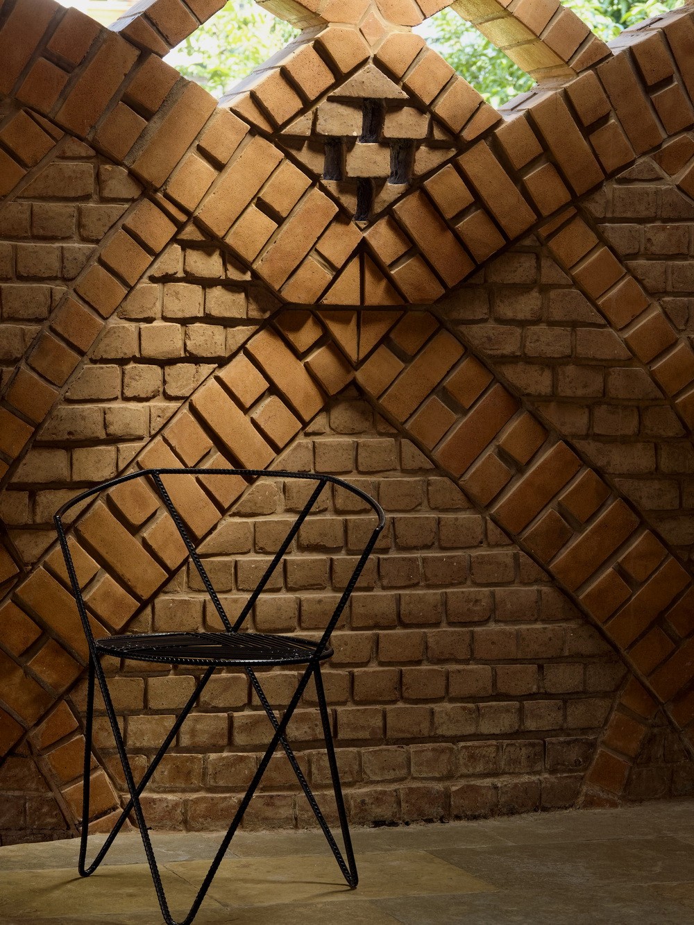 BIM建筑|钢筋水泥中的红色绿洲/PMA madhushala