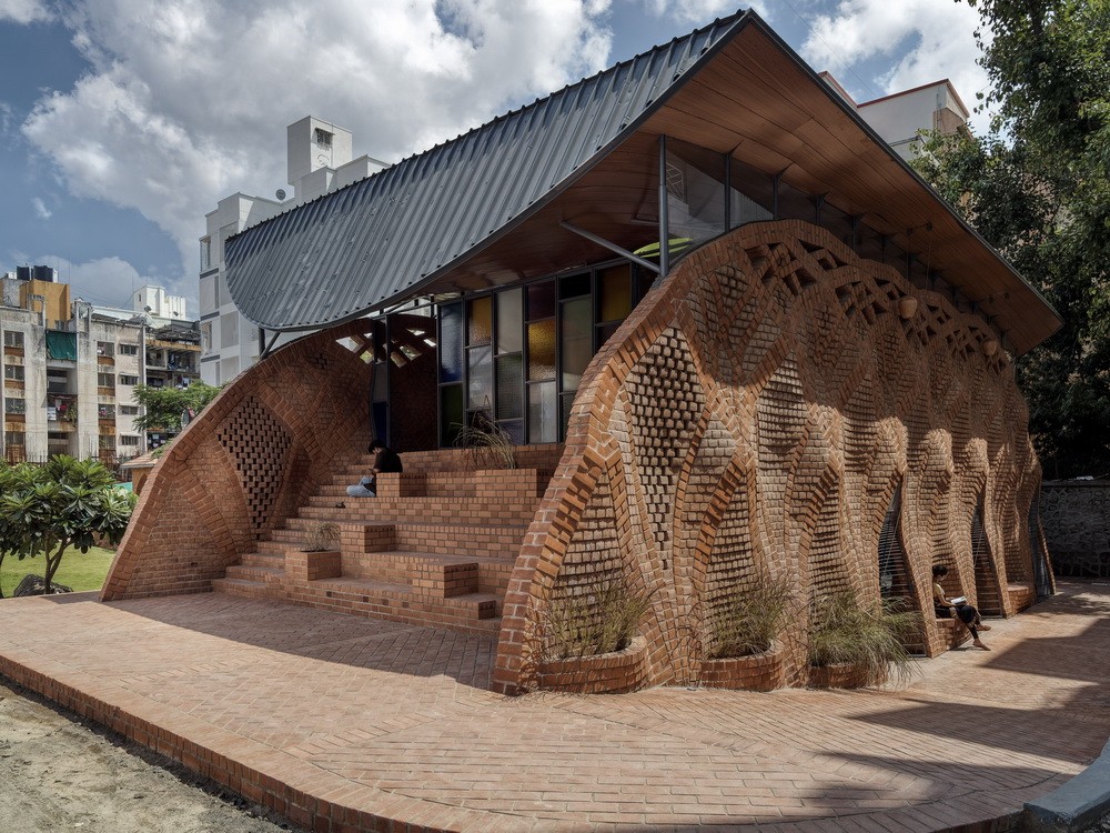 BIM建筑|钢筋水泥中的红色绿洲/PMA madhushala