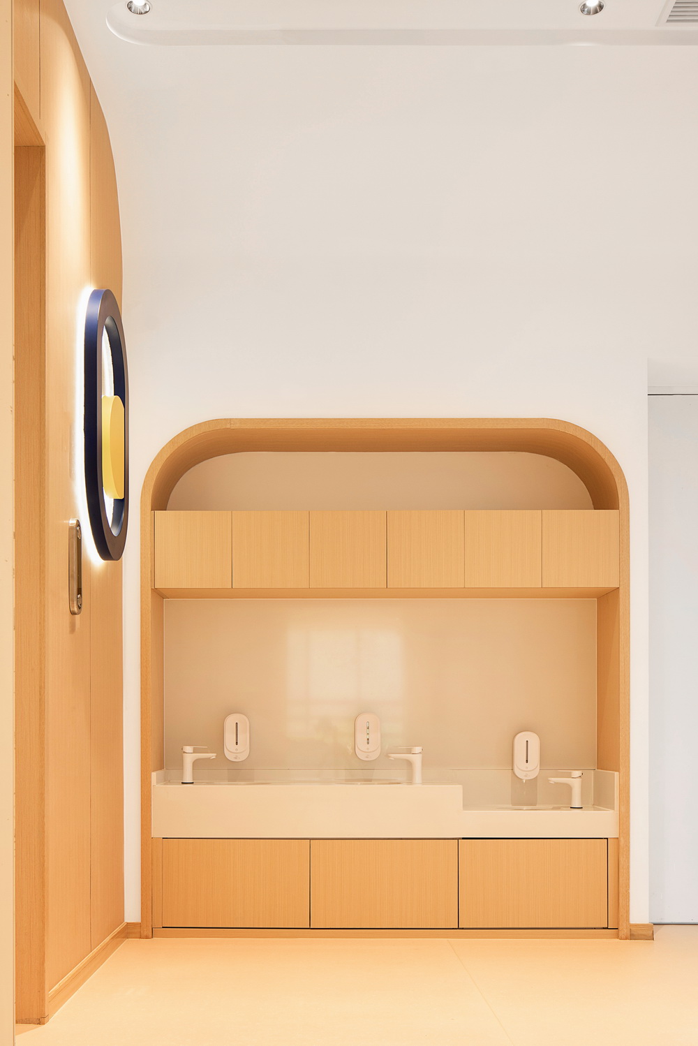 BIM建筑|极具分寸感的幼儿园空间：墨伊教育中心 / TOPOS DESIGN