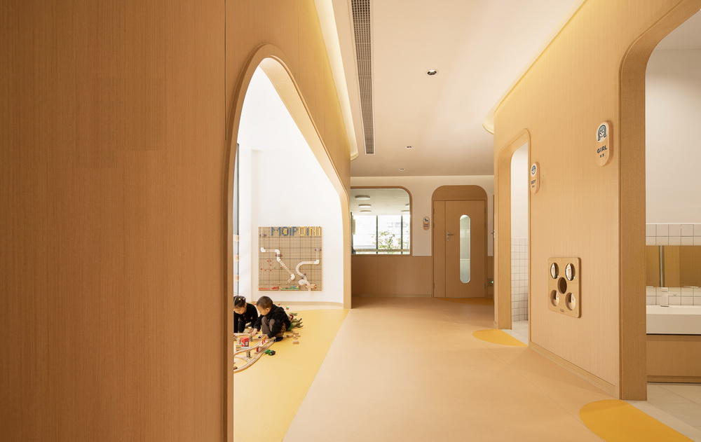 BIM建筑|极具分寸感的幼儿园空间：墨伊教育中心 / TOPOS DESIGN