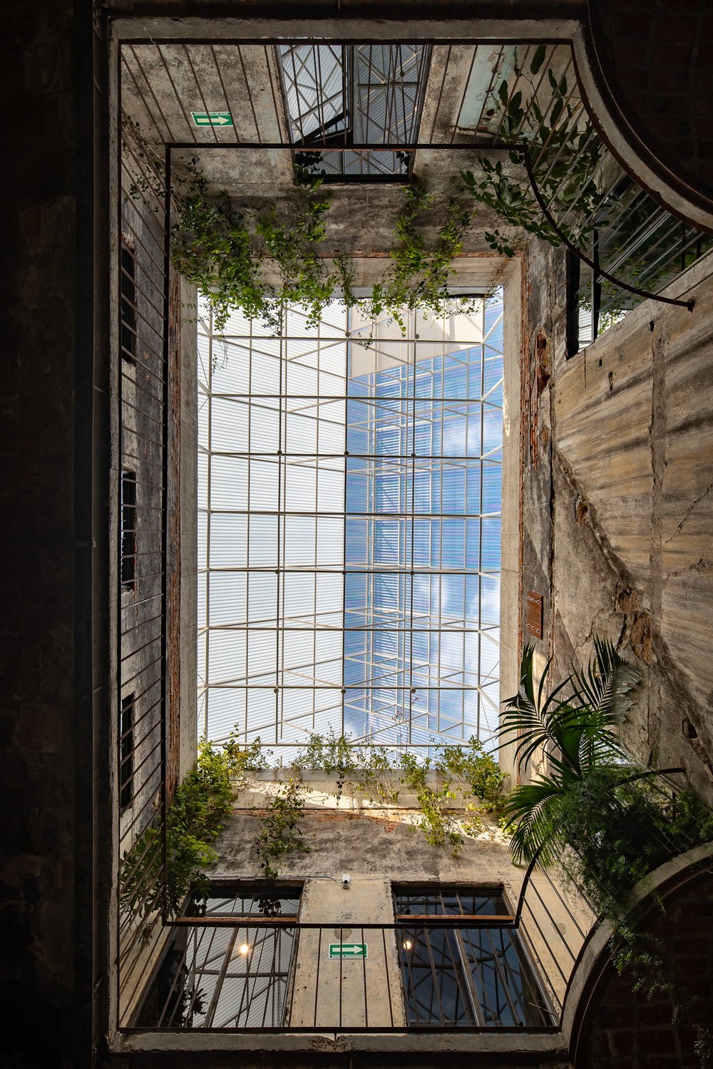 BIM建筑|建筑保护的新思路--给旧结构加个顶 / PRODUCTORA 事务所