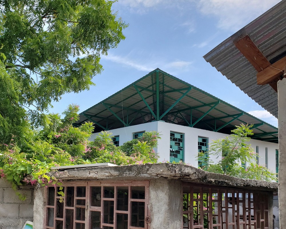 BIM建筑|模块化校园建设，回应场地环境与成本限制/Studio PHH Architects