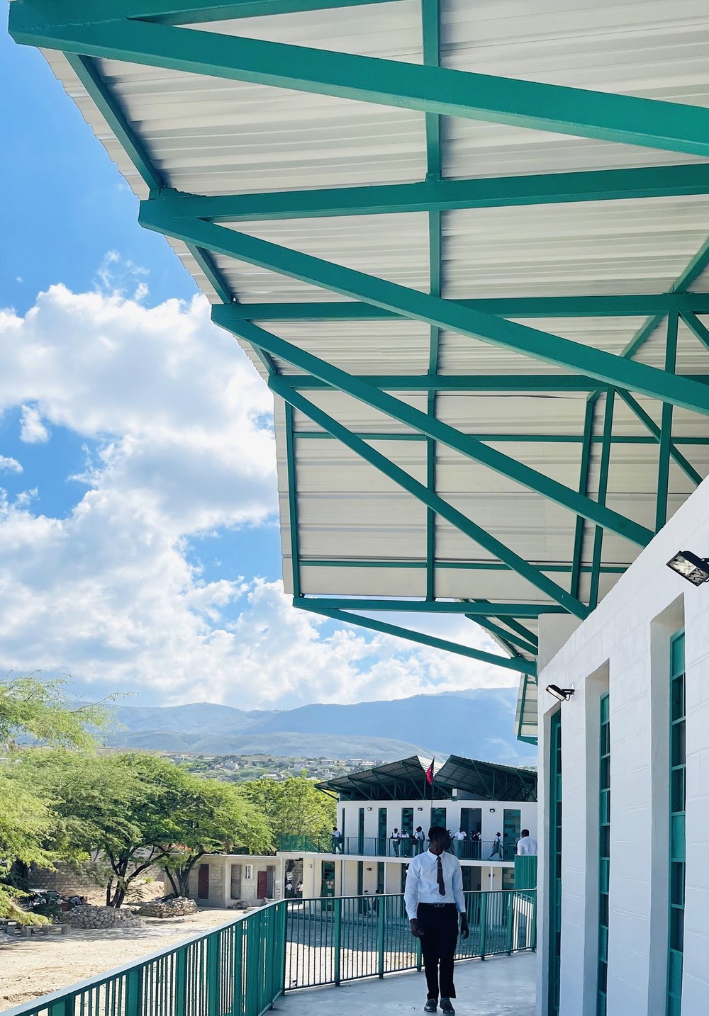 BIM建筑|模块化校园建设，回应场地环境与成本限制/Studio PHH Architects